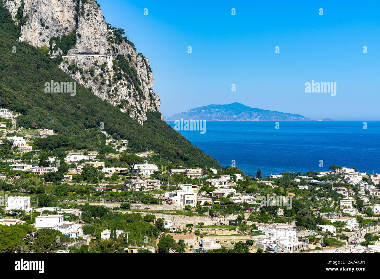 Il bellissimo paesaggio dell'isola di Capri con Ischia in background, Campania, Italia Foto Stock