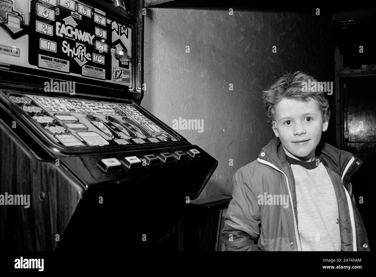 Il gioco d'azzardo bambino strada Leeds Bradford GB 1987 Foto Stock Il gioco d'azzardo bambino strada Leeds Bradford GB 1987 Foto Stock