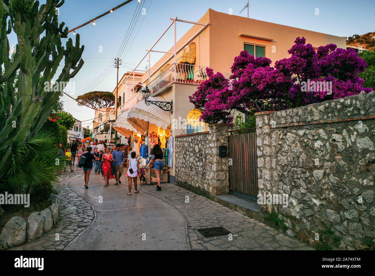 Ancapri vivace strada principale con i negozi locali e colorate decorazioni floreali. Anacapri Isola di Capri, Italia, Giugno 2019 Foto Stock