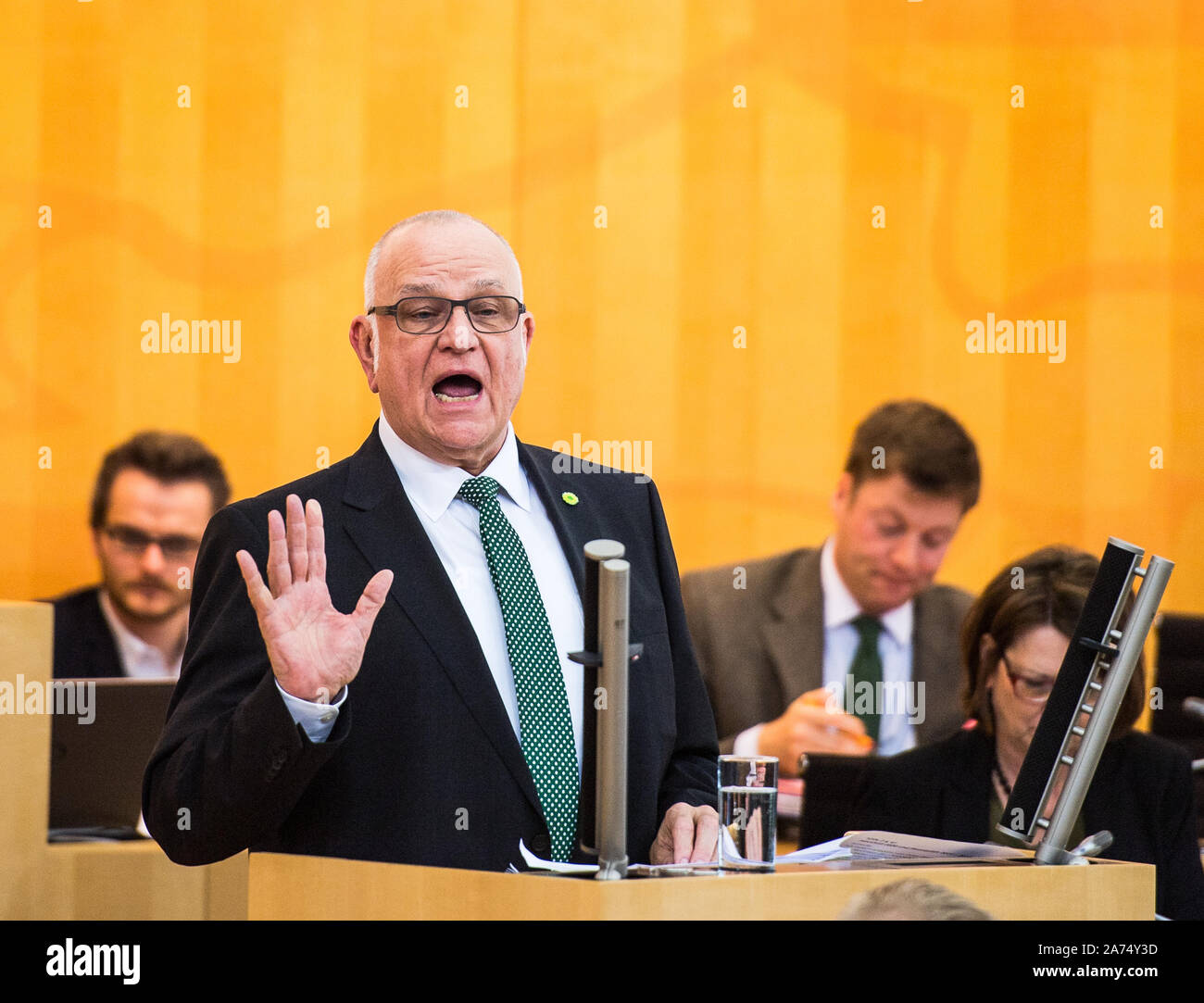 Il 30 ottobre 2019, Assia, Wiesbaden: Frank Kaufmann (Bündnis90 / Die Grünen), membro del parlamento dello stato di Hesse, risponde alla CDU del ministro delle finanze delle dichiarazioni sul bilancio finanziario. Il dibattito in plenaria si concentrerà sull'Hessian il bilancio dello Stato per il 2020 nello stato il Parlamento a Wiesbaden. La CDU il ministro delle finanze vuole introdurre i suoi piani finanziari. Foto: Andreas Arnold/dpa Foto Stock