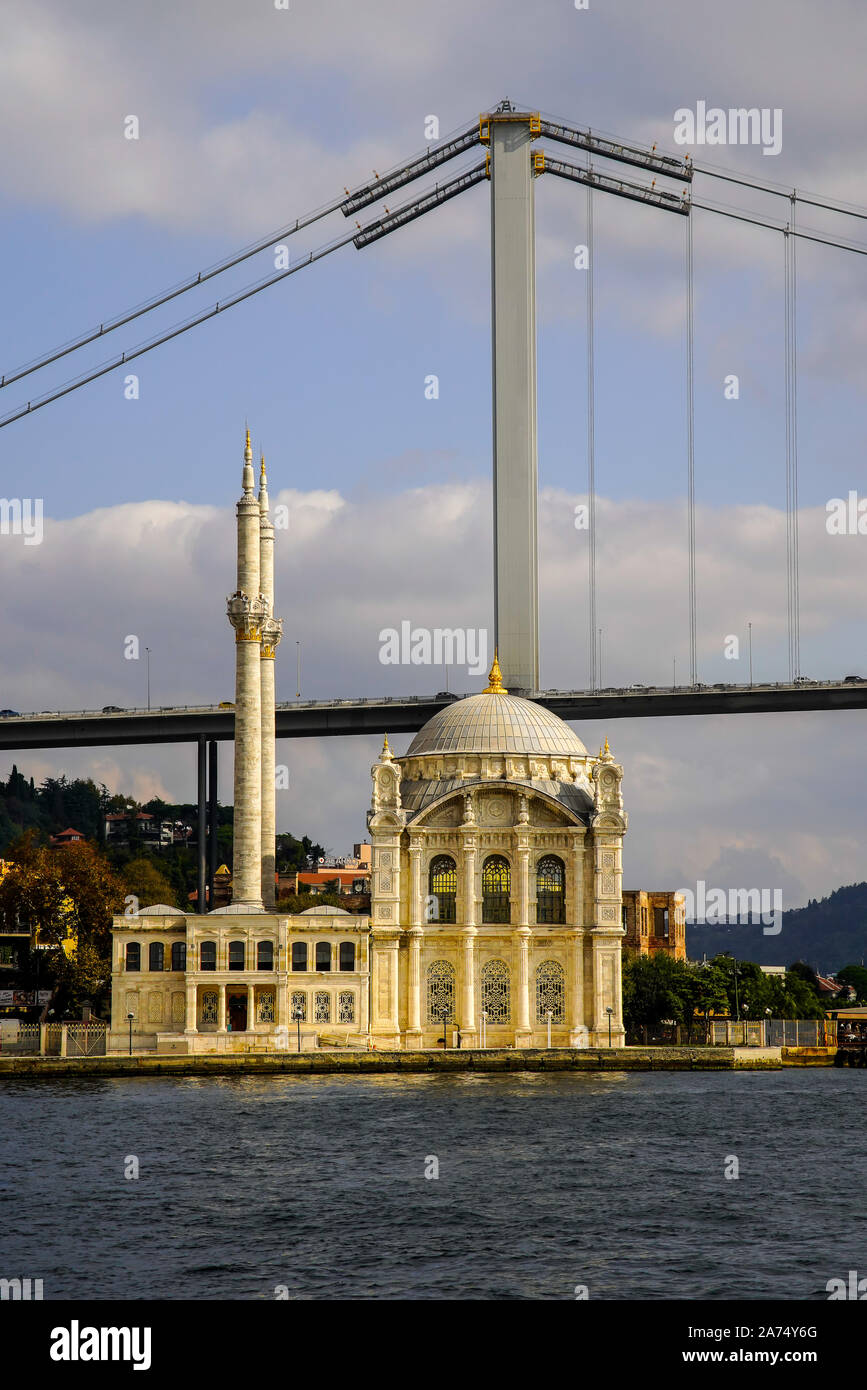 Vista della Moschea di Ortakoy e del primo Ponte sul Bosforo, Istanbul, Turchia. Foto Stock