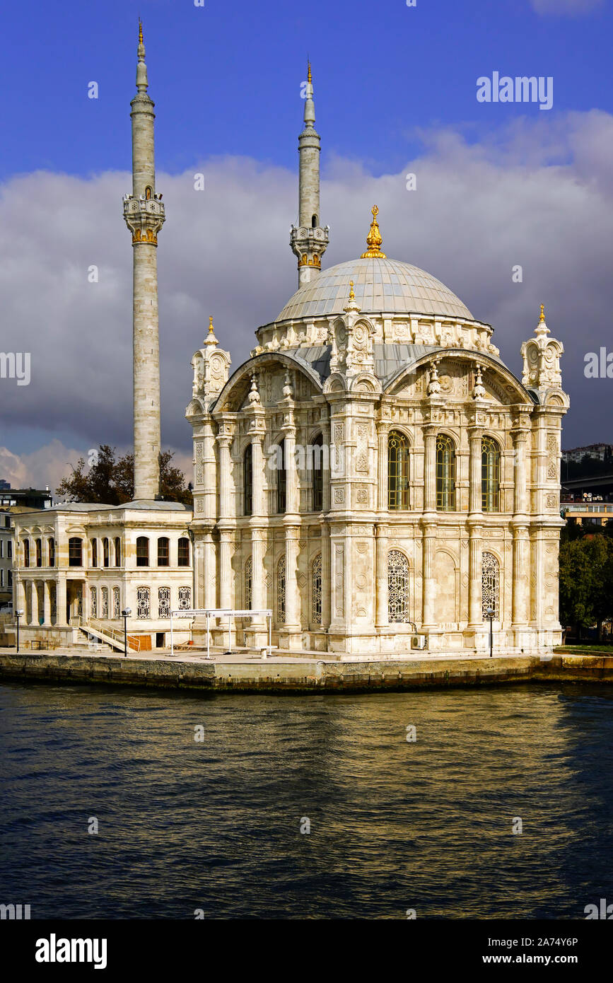 Vista della pittoresca Moschea Ortakoy mediante lo stretto del Bosforo, Istanbul, Turchia. Foto Stock