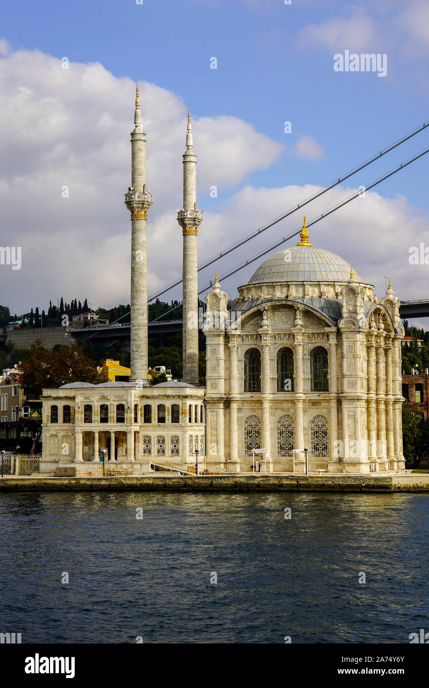 Vista della Moschea Ortakoy e il primo ponte sul Bosforo, Istanbul, Turchia. Foto Stock