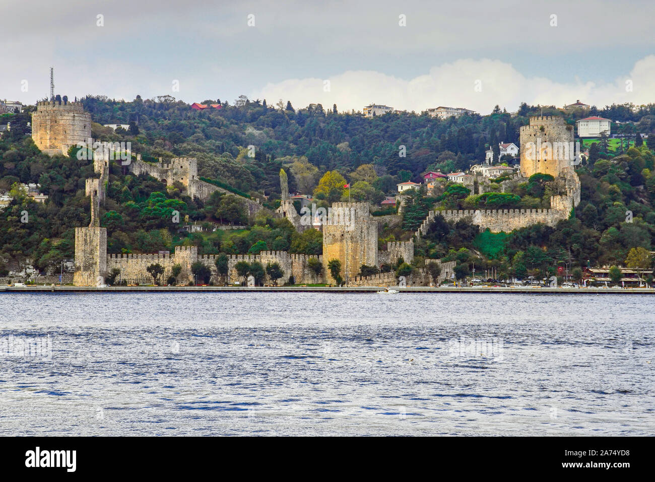 Vista di Rumeli Hisar Fortezza da lo stretto del Bosforo, Istanbul in Turchia. Foto Stock