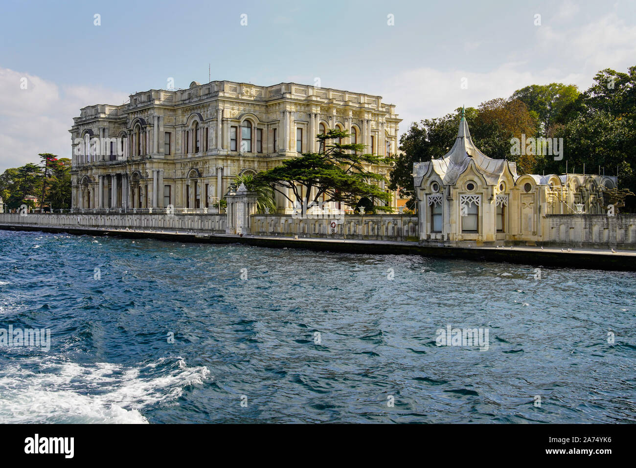 Vista del Palazzo Beylerbeyi da lo stretto del Bosforo. Istanbul (lato asiatico), Turchia. Foto Stock