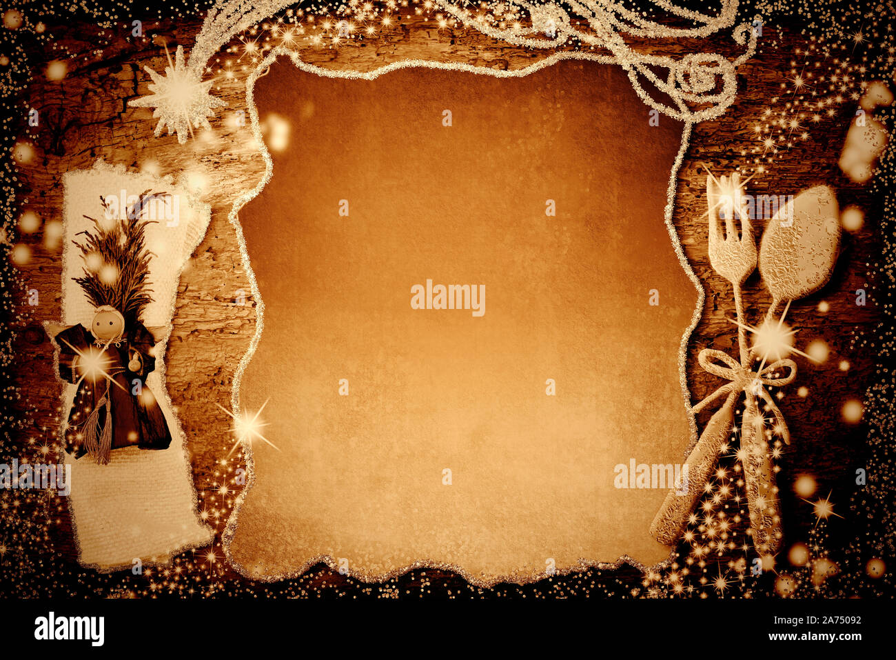 Sfondo per scrivere il menu di Natale, invito shabby style.Gold posate e tovagliolo con angelo, vuoto tonalità seppia carta pergamena Foto Stock