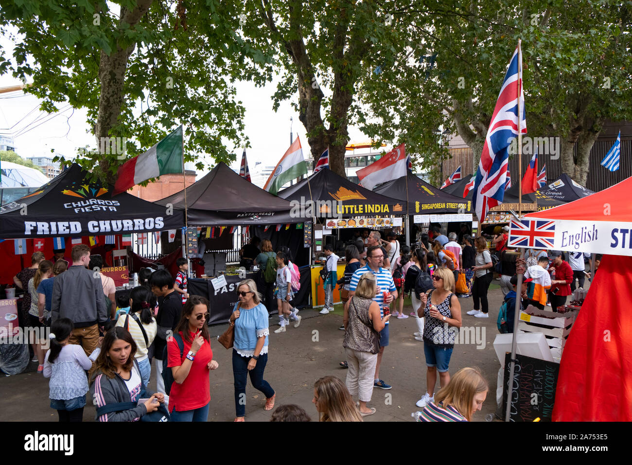 International street food festival a Greenwich, Londra, Regno Unito. I fornitori che vendono alimenti provenienti da diversi paesi. Foto Stock