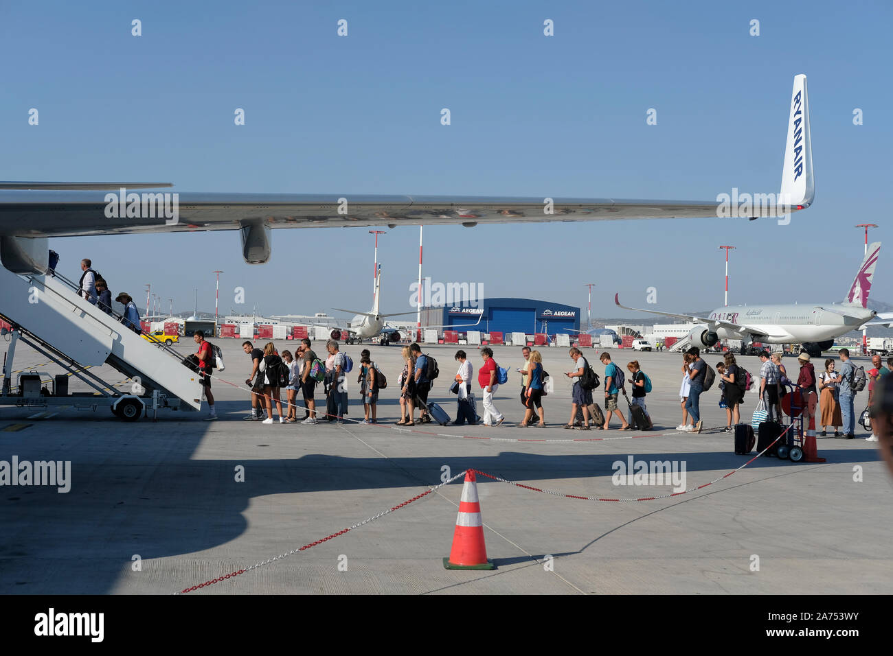 I passeggeri in coda su asfalto a bordo di un aereo Ryanair. Foto Stock