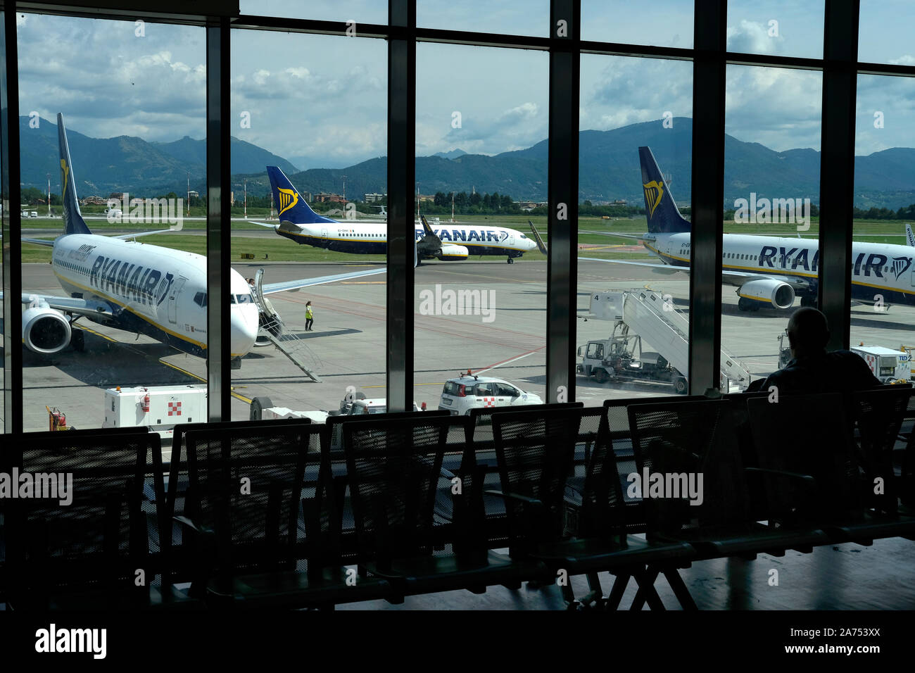 Tre piani di Ryanair su asfalto a Bergamo, Milano, aeroporto. Foto Stock