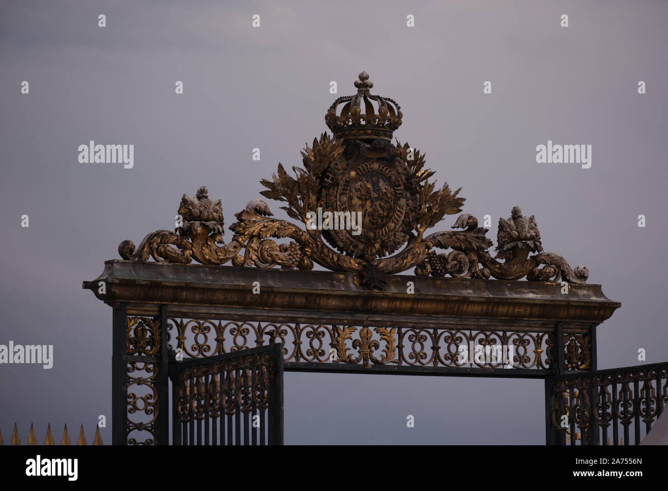 Ornato cancello al Castello di Versailles Foto Stock