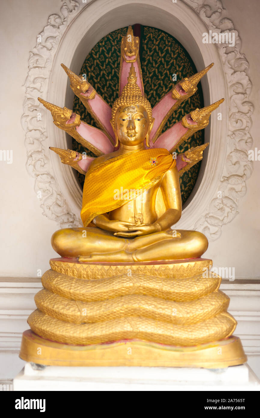 Oro statua del Buddha. vecchio vintage lo stato di buddha, Thailandia tempio. Foto Stock