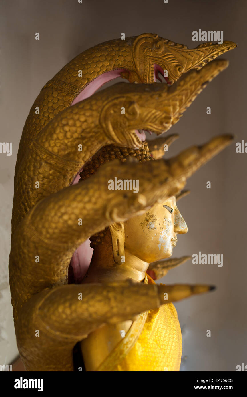 Oro statua del Buddha. vecchio vintage lo stato di buddha, Thailandia tempio. Foto Stock