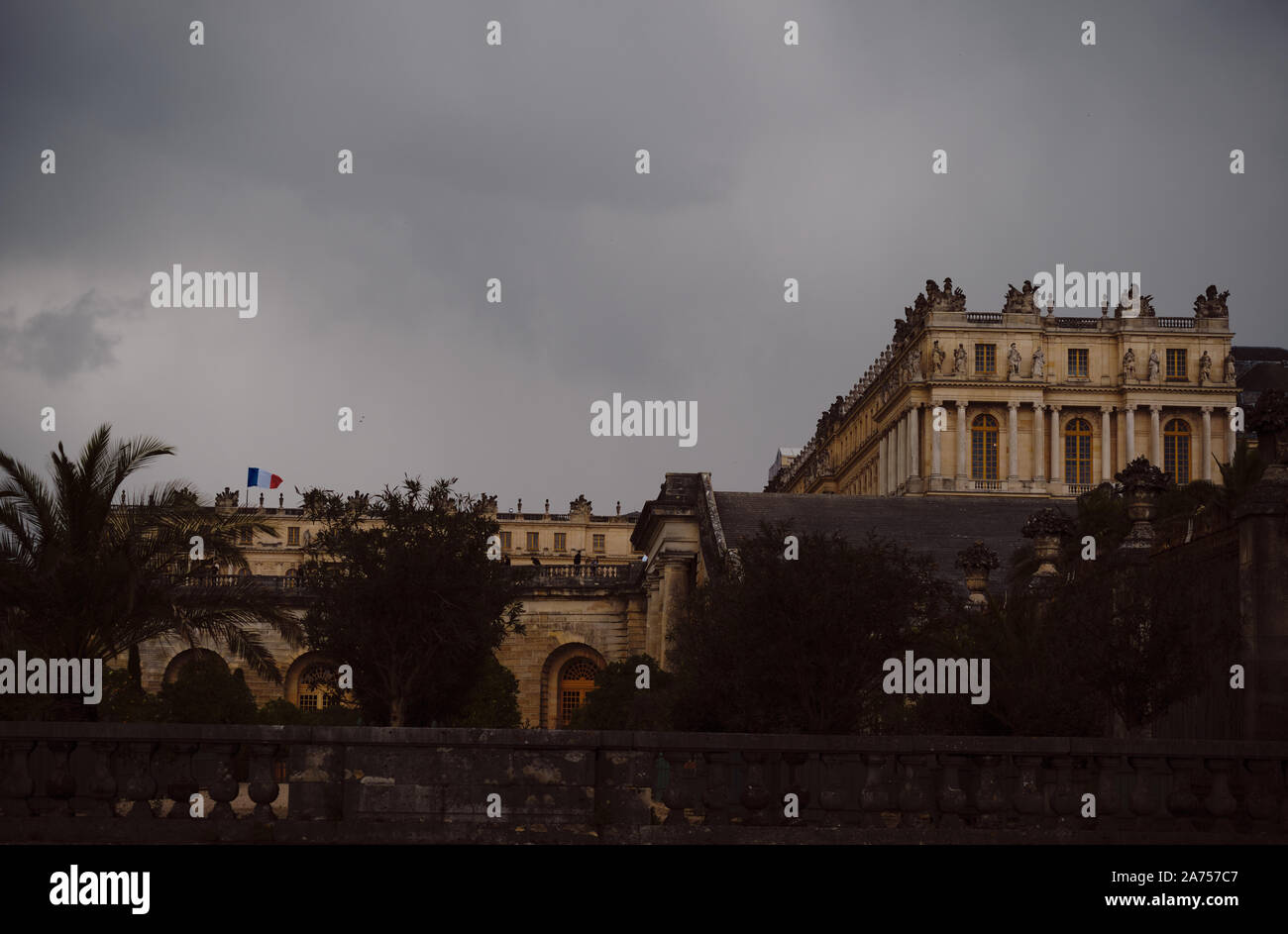 Palazzo di Versailles e Orangerie dal ciglio della strada Foto Stock