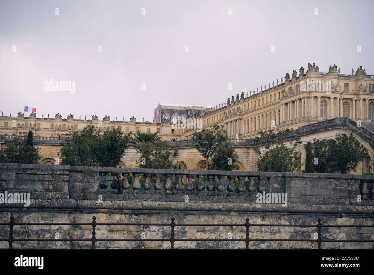 Palazzo di Versailles e Orangerie dal ciglio della strada Foto Stock