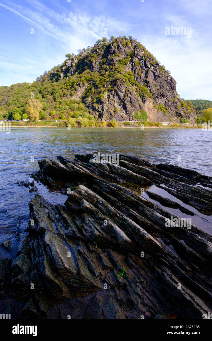 Rocce pericolose aggetto nel Reno presso la roccia di Loreley, valle del Reno, Germania Foto Stock