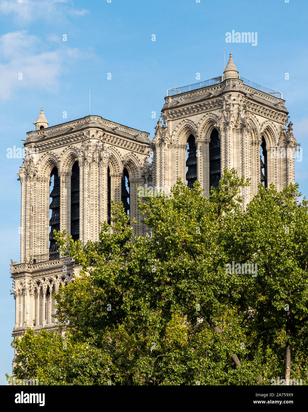 La cattedrale di Notre Dame de Paris dopo il devastante incendio del mese di aprile, 2019 bloccato per i turisti a causa di lavori di restauro. Foto Stock