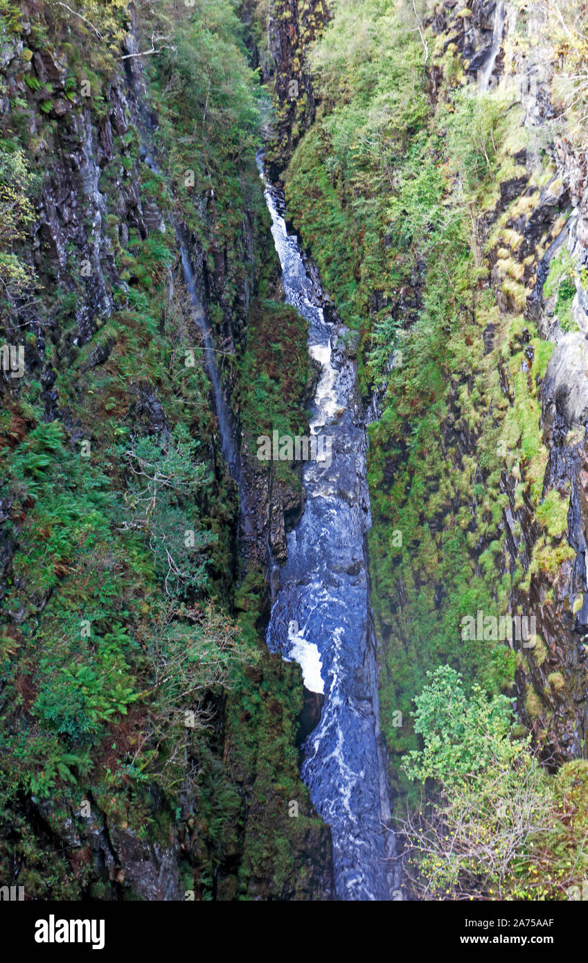 Una vista di Corrieshalloch Gorge box canyon dalla sospensione ponte vicino Braemore, Wester Ross, Scotland, Regno Unito, Europa. Foto Stock