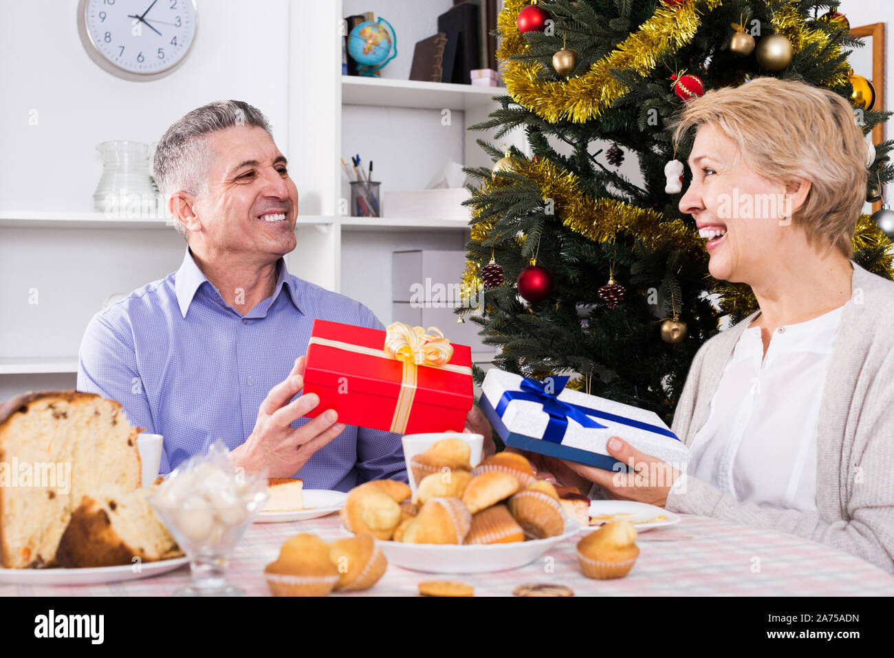 American marito e moglie felice vacanza scambio di regali per Natale e Anno  Nuovo Foto stock - Alamy