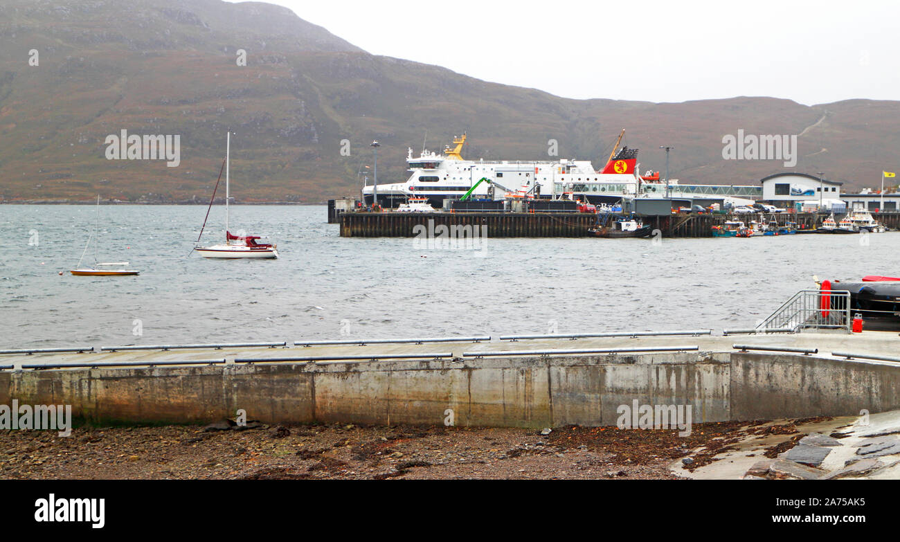 Un roll-on roll-off Caledonian MacBrayne traghetto ormeggiato a Ullapool in condizioni atmosferiche avverse in Ross and Cromarty, Scotland, Regno Unito, Europa. Foto Stock