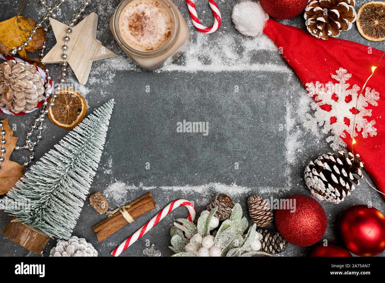 Contemporary festa di Natale sfondo. Inverno stagionali oggetti e decorazioni, appartamento vista laici. Foto Stock