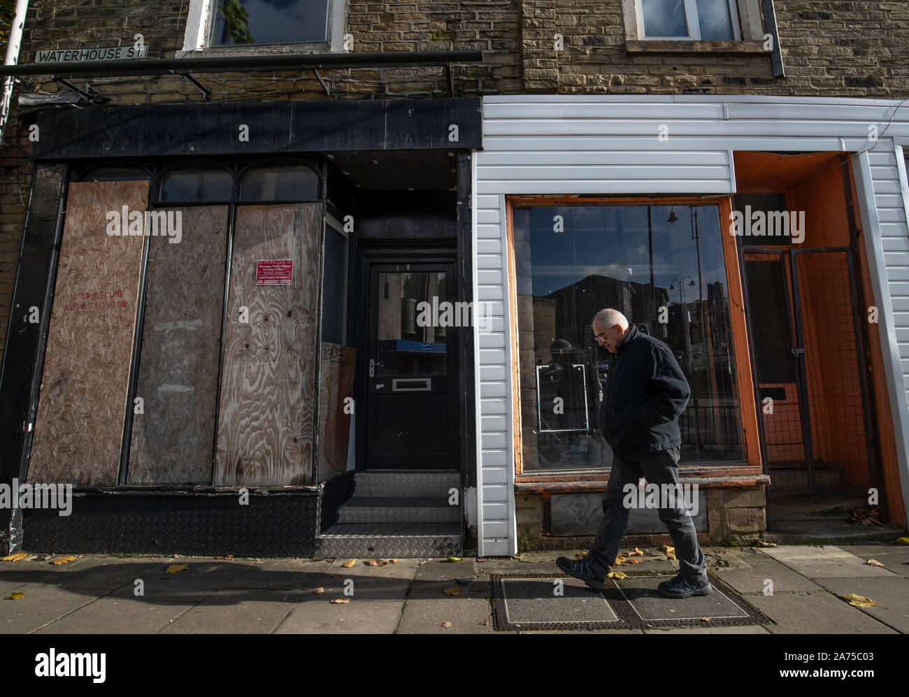 Un uomo cammina davanti a un negozio chiuso di Halifax nello Yorkshire, come un think tank dice che i conservatori avrà per obiettivo di lavoro tradizionali agli elettori di centri regionali al fine di vincere le elezioni generali. Foto di PA. Picture Data: mercoledì 30 ottobre, 2019. I conservatori hanno per obiettivo di lavoro tradizionali agli elettori di centri regionali come Workington allo scopo di vincere il Natale elezione generale, secondo un think tank. Il gruppo ha sollecitato il partito alla città di destinazione compresi Halifax, Warrington Wigan e Workington al fine di ottenere questi importanti sedi regionali. Foto di credito dovrebbe leggere: Danny La Foto Stock