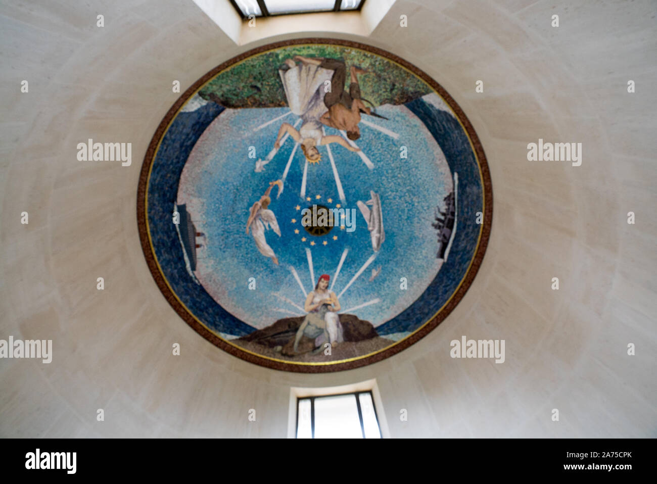 Colleville-sur-Mer, Calvados, Normandia / Francia - 16 agosto 2019: vista dell'interno del multi-confessionale soffitto della cappella nel mosaico Cemete americano Foto Stock