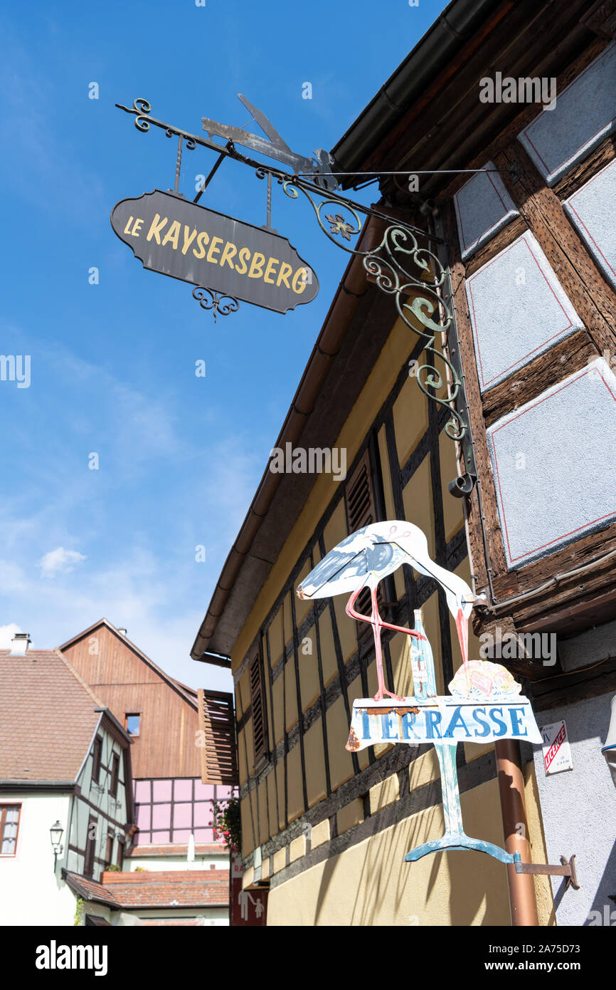 Un tradizionale ferro battuto segno per la grotta del vino L'Ami Fritz in Kayserberg Alsace Francia Foto Stock