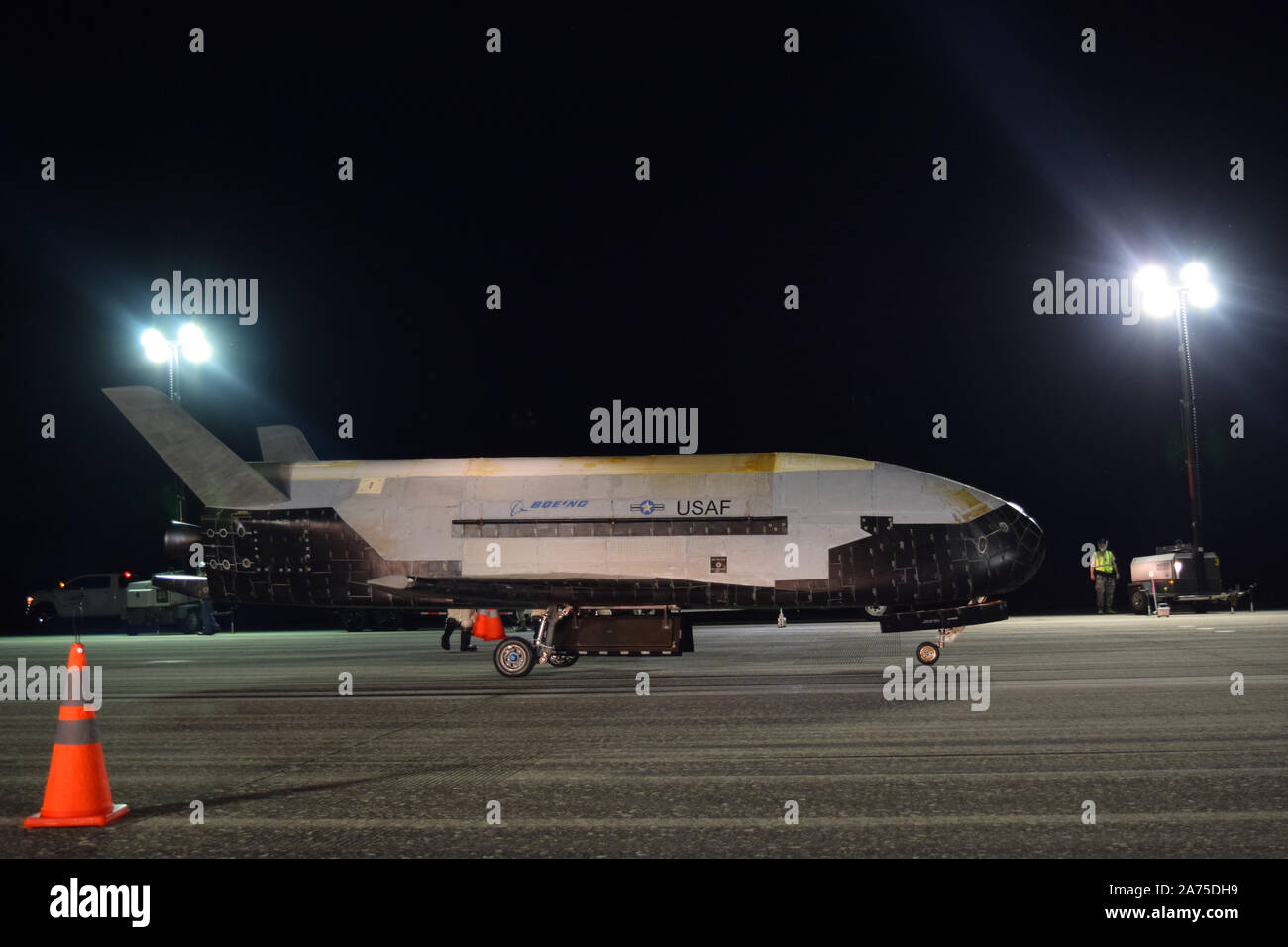 Washington, Stati Uniti. 30 ott 2019. La forza dell'aria X-37B prova orbitale missione del veicolo 5 è felicemente atterrata alla NASA Kennedy Space Center Shuttle Landing Facility il 27 ottobre 2019. L'X-37B OTV è un test sperimentale programma per dimostrare tecnologie per un affidabile, riutilizzabile, unmanned space piattaforma di prova per gli Stati Uniti Air Force. Foto cortesia U.S. Air Force/UPI Credito: UPI/Alamy Live News Foto Stock