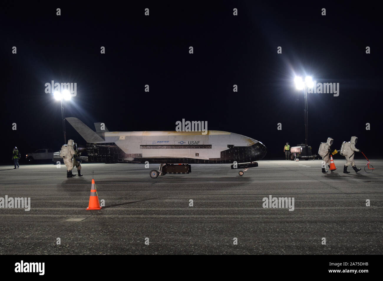 Washington, Stati Uniti. 30 ott 2019. La forza dell'aria X-37B prova orbitale missione del veicolo 5 è felicemente atterrata alla NASA Kennedy Space Center Shuttle Landing Facility il 27 ottobre 2019. L'X-37B OTV è un test sperimentale programma per dimostrare tecnologie per un affidabile, riutilizzabile, unmanned space piattaforma di prova per gli Stati Uniti Air Force. Foto cortesia U.S. Air Force/UPI Credito: UPI/Alamy Live News Foto Stock