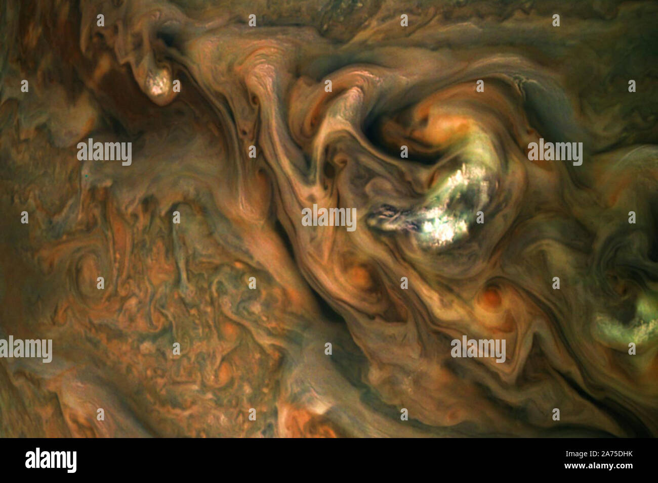 Questa vista dalla NASA il veicolo spaziale di Juno acquisisce colorate, modelli intricati in una corrente a getto regione di Giove emisfero settentrionale conosciuta come 'Jet N3." Giove cime cloud non formano una semplice superficie piana. Dati da Juno ha aiutato gli scienziati a scoprire che le bande di vorticazione nell'atmosfera si estendono in profondità nel pianeta, ad una profondità di circa 1.900 miglia. Al centro-destra, una patch di luminoso ad alta altitudine 'pop-up' nubi si innalza al di sopra dell'atmosfera circostante. Cittadino scienziato Gerald Eichstadt creato questo enhanced-immagine a colori utilizzando dati dal veicolo spaziale JunoCam dell'imager. L'immagine originale era Foto Stock