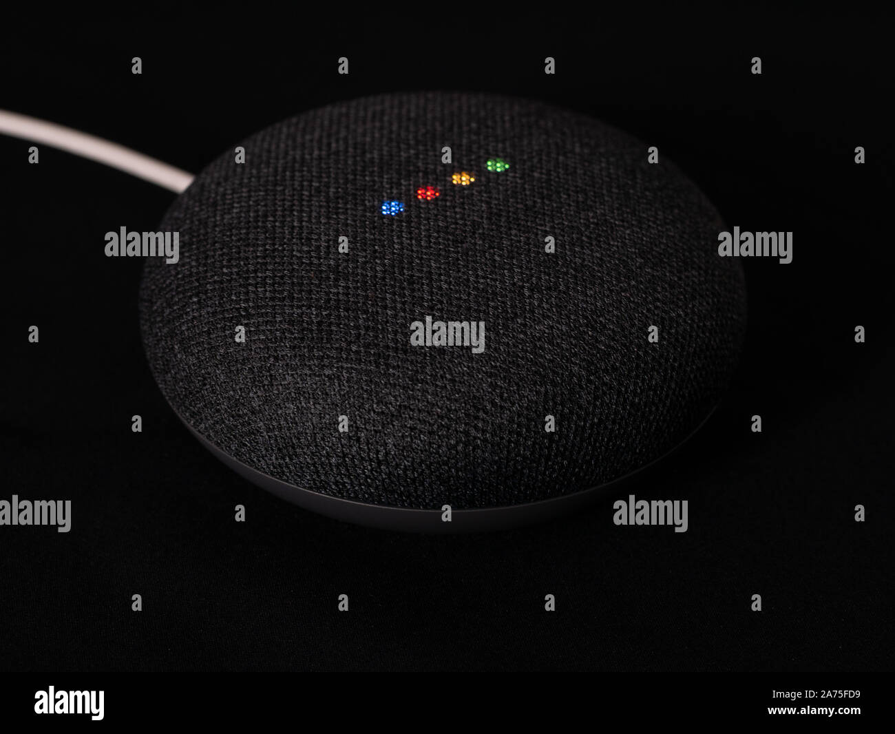 Regno Unito, ottobre 2019: nido di Google mini foto prodotto illuminato nero su sfondo scuro Foto Stock