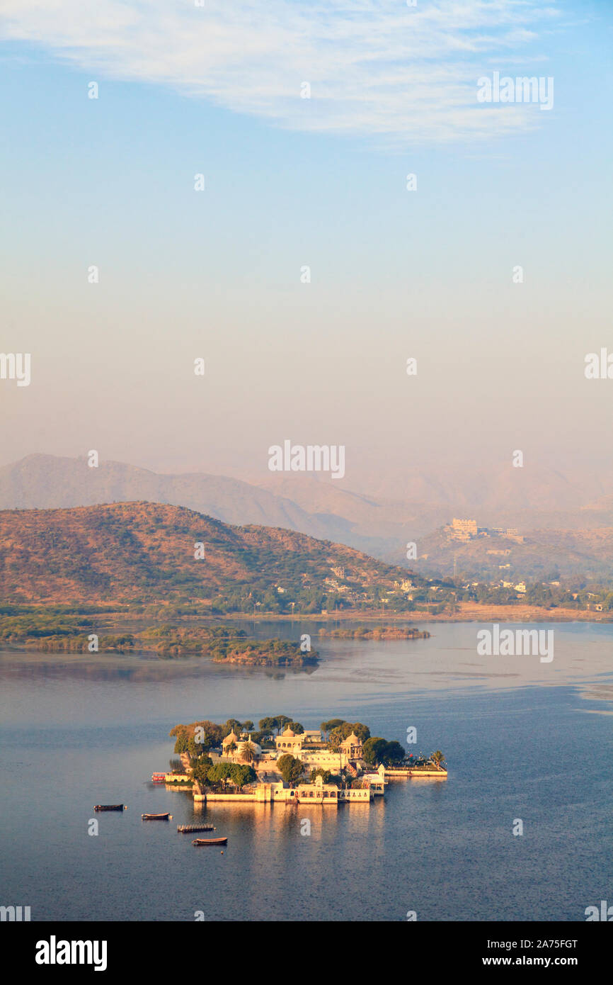 India Rajasthan, Udaipur, vista in elevazione del Lago Pichola e Udaipur Città Foto Stock