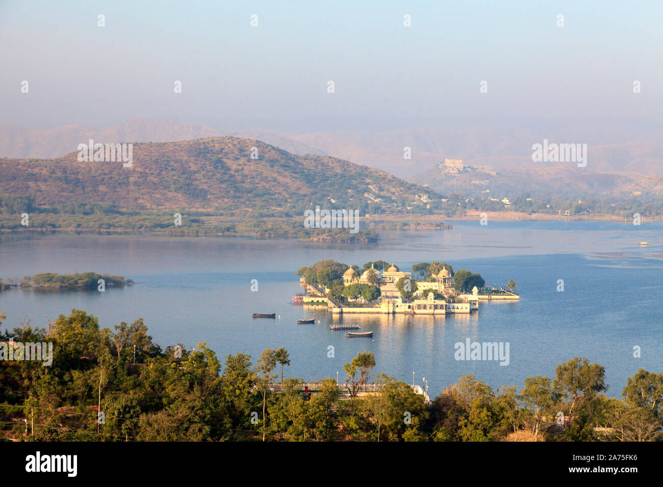 India Rajasthan, Udaipur, vista in elevazione del Lago Pichola e Udaipur Città Foto Stock