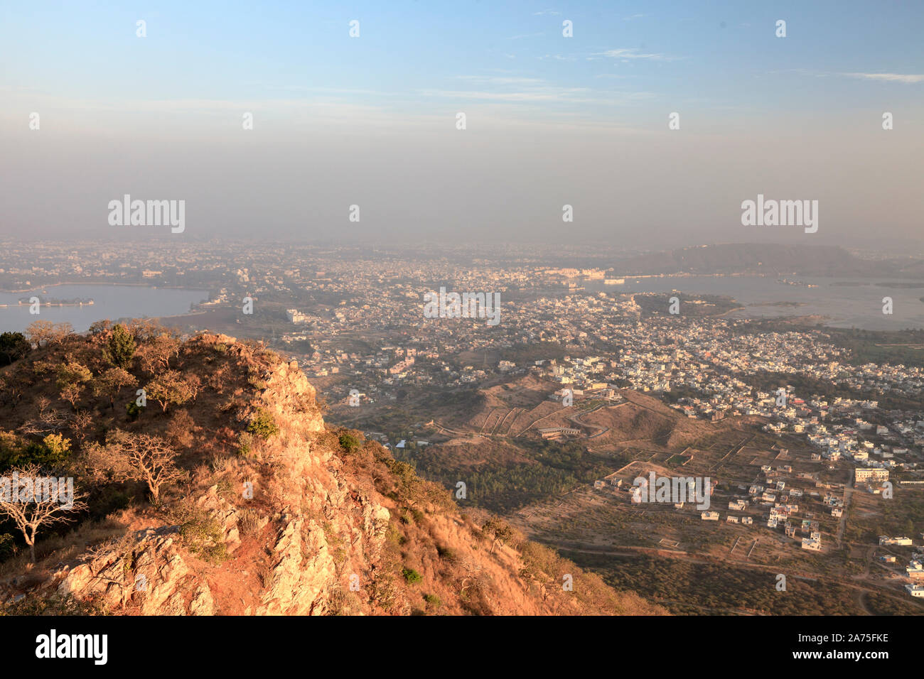 India Rajasthan, Udaipur, Monsoon Palace, vista sulla valle di Udaipur Foto Stock