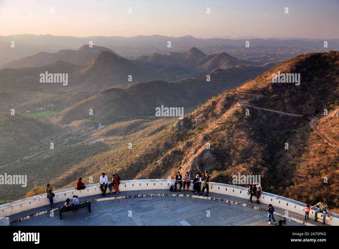 India Rajasthan, Udaipur, Monsoon Palace, vista sulla valle di Udaipur Foto Stock