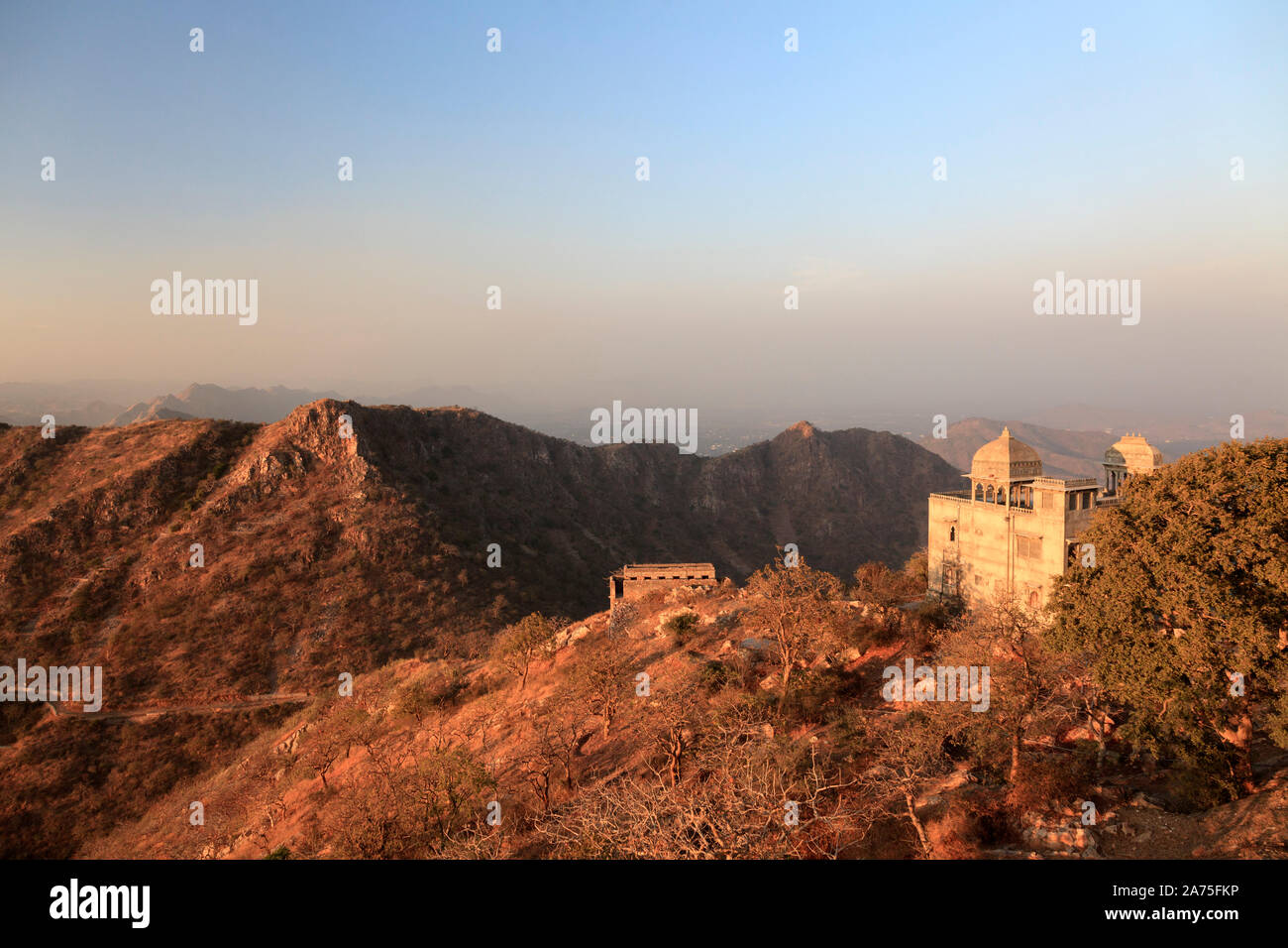 India Rajasthan, Udaipur, Monsoon Palace, vista sulla valle di Udaipur Foto Stock