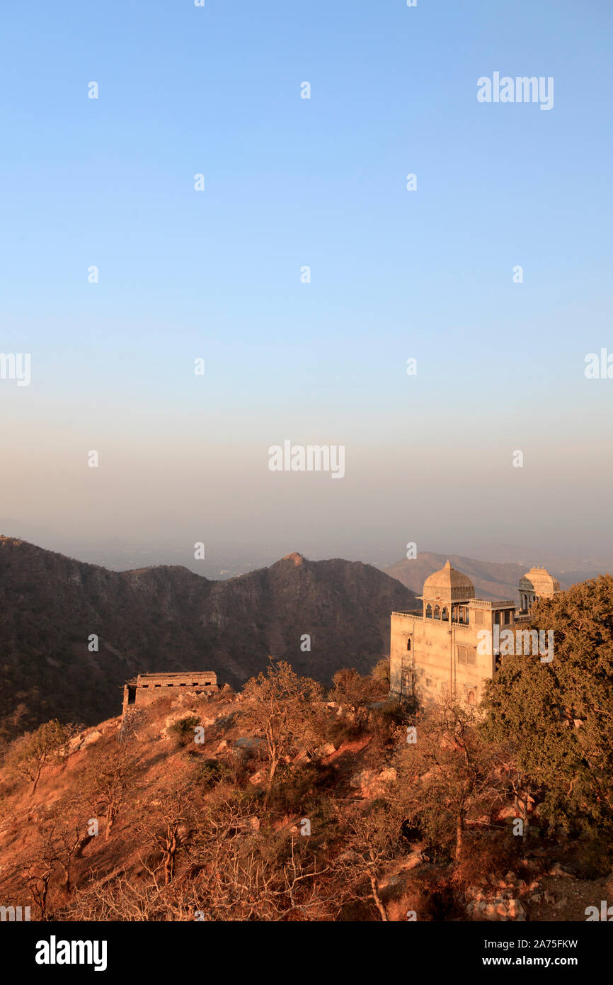 India Rajasthan, Udaipur, Monsoon Palace, vista sulla valle di Udaipur Foto Stock