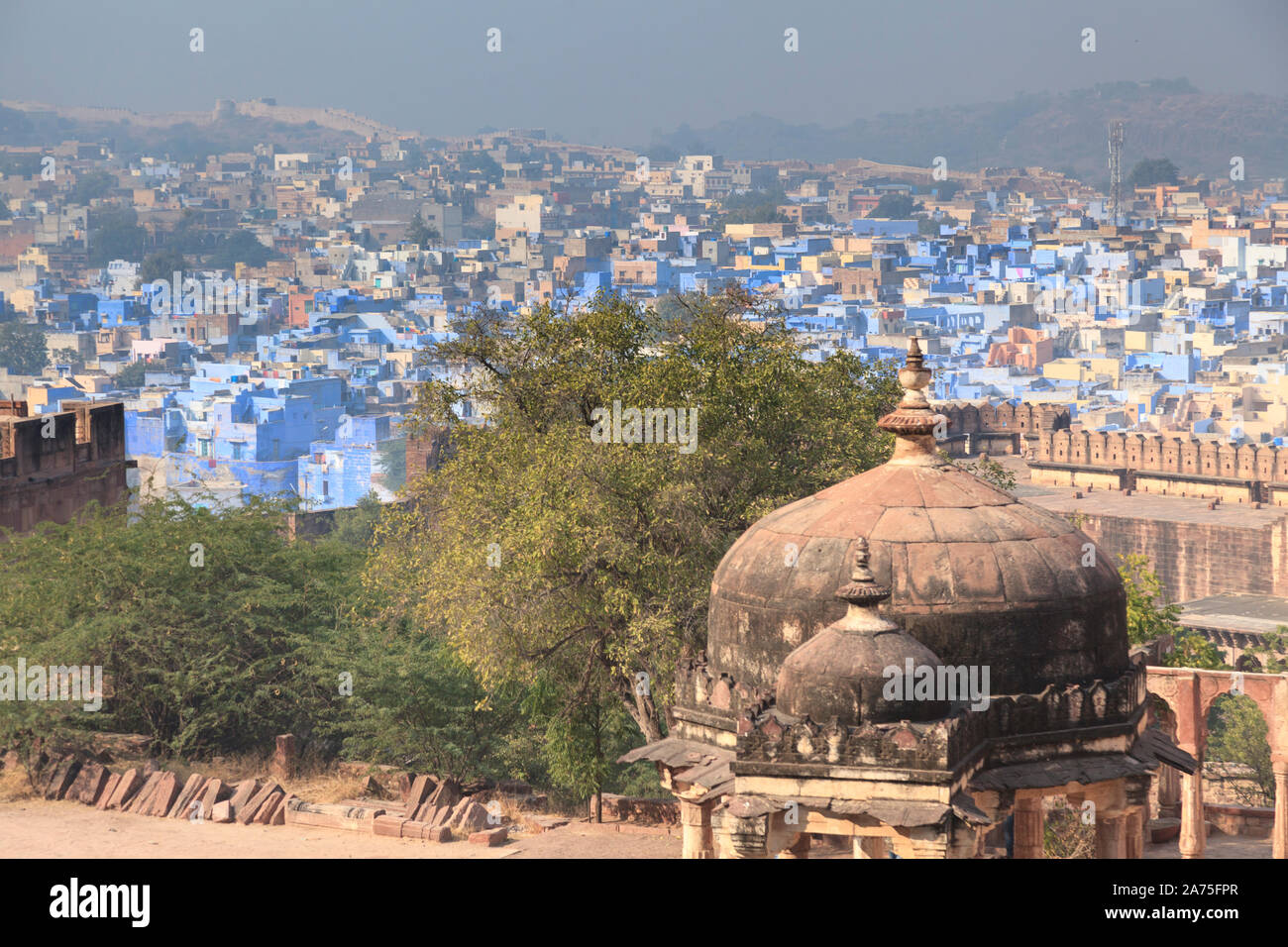 India Rajasthan, Jodhpur, la vista della città vecchia dal Forte Mehrangarh Foto Stock