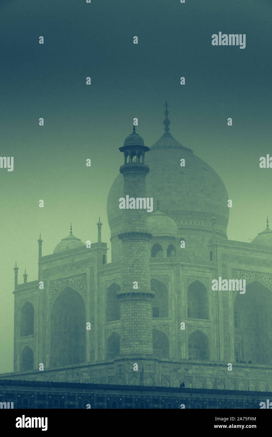 India, Uttar Pradesh, Agra il Taj Mahal (Sito UNESCO), e la nebbia di mattina Foto Stock