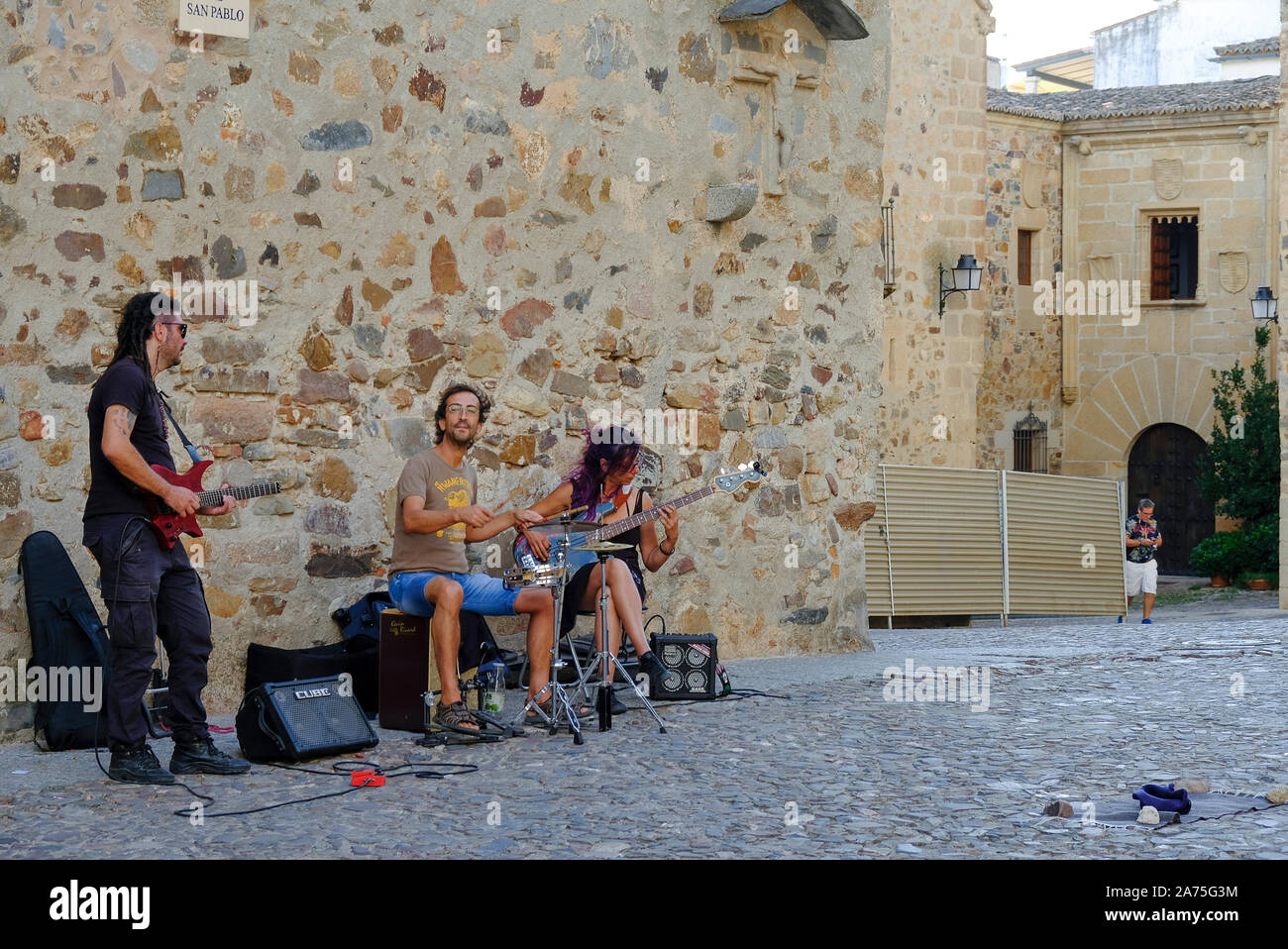 Buskers nella città vecchia. Cáceres, Extremadura. Sapin Foto Stock