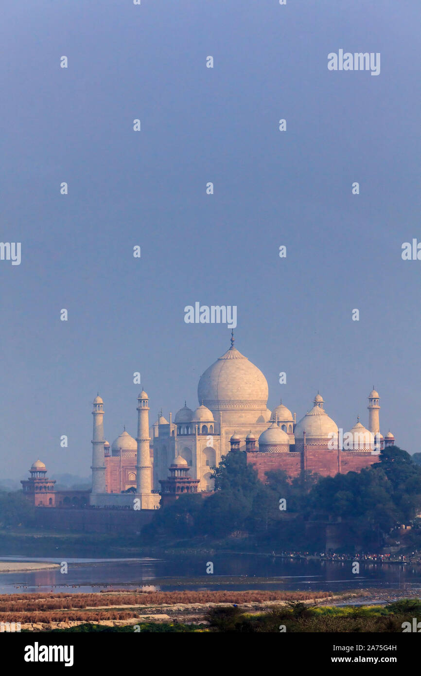 India, Uttar Pradesh, Agra, vista del Taj Mahal di Agra Fort Foto Stock