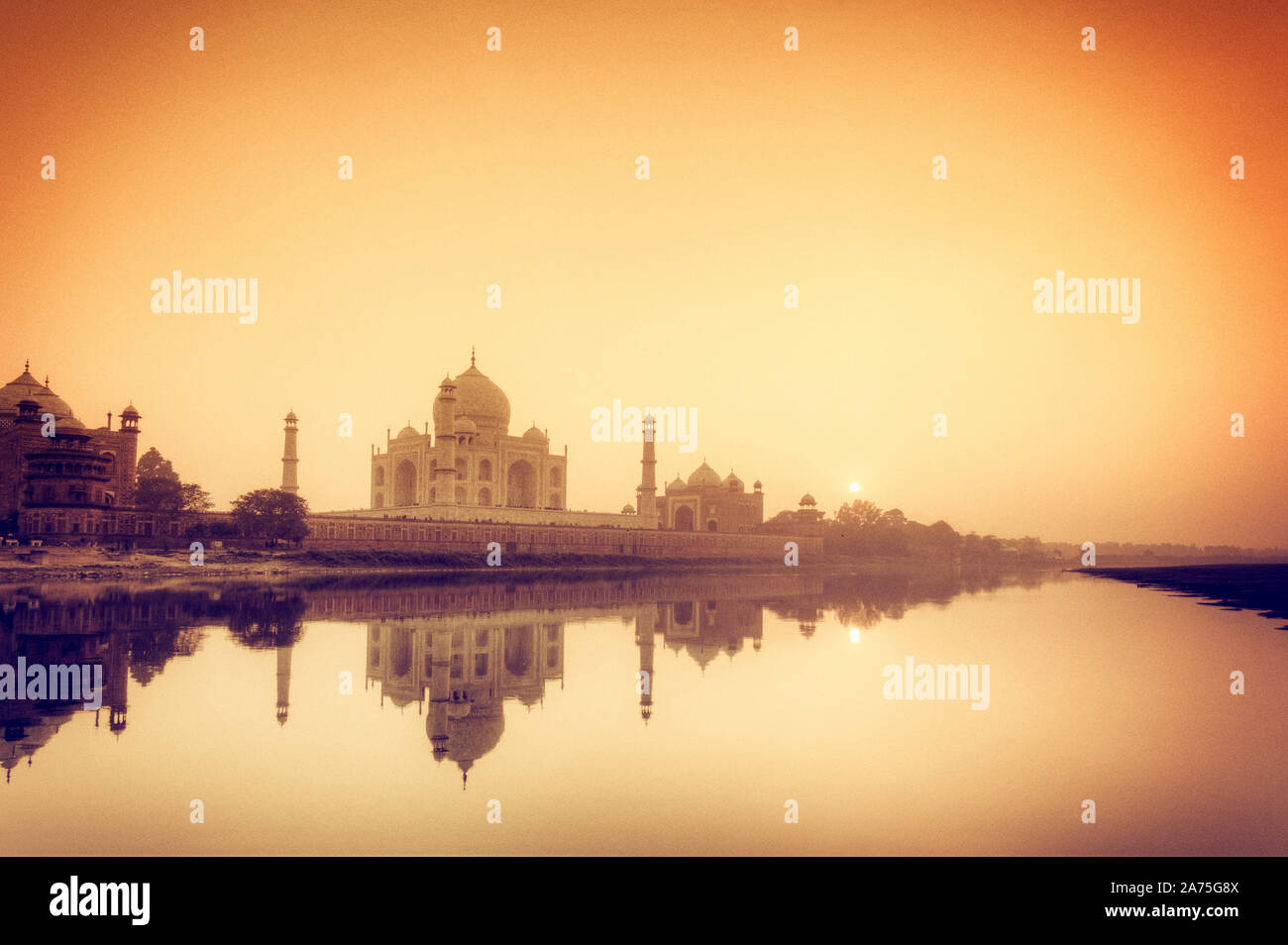 India, Uttar Pradesh, Agra il Taj Mahal (Sito UNESCO) e il fiume Yamuna al tramonto Foto Stock