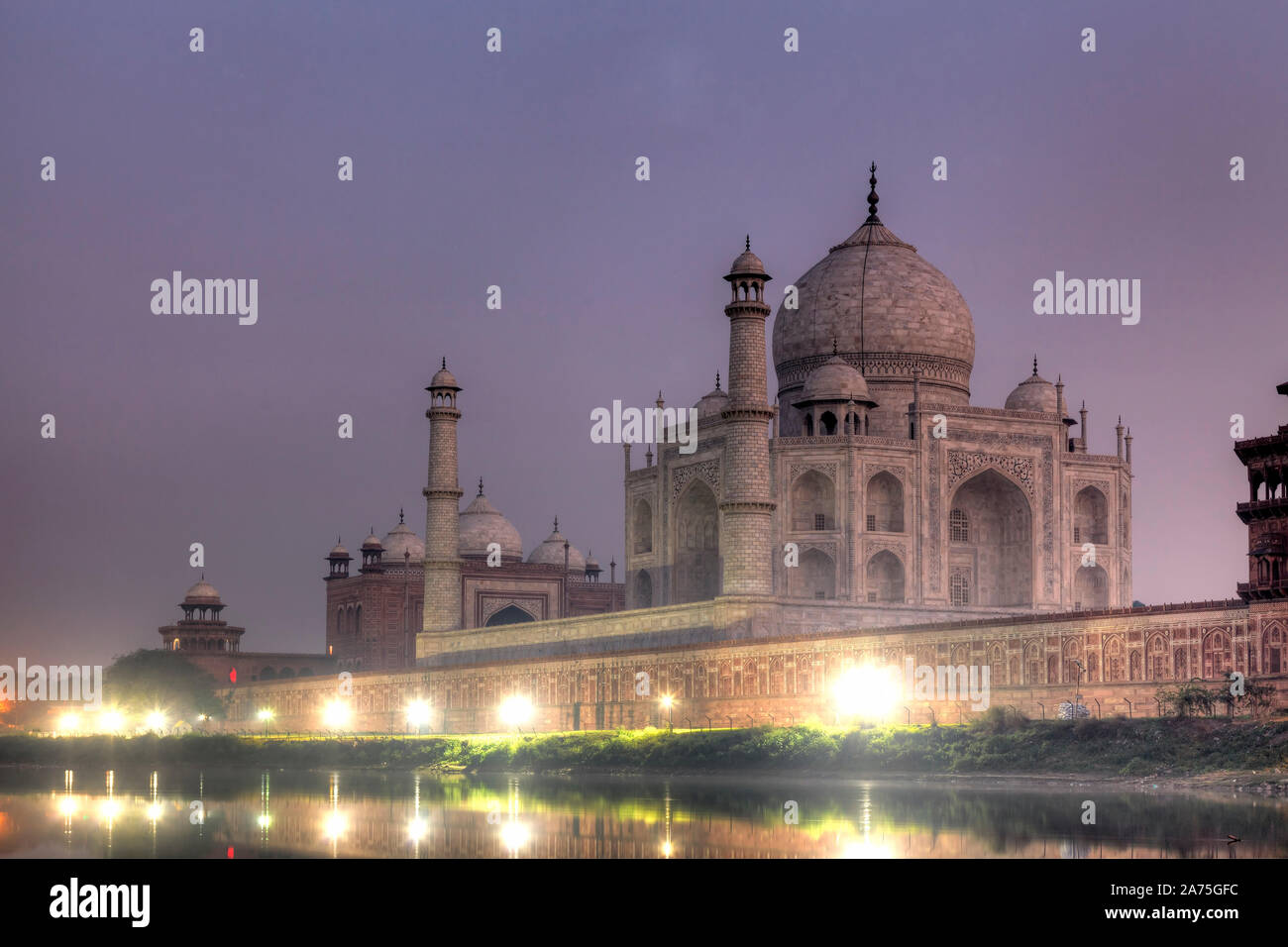 India, Uttar Pradesh, Agra il Taj Mahal (Sito UNESCO), in una notte di luna piena Foto Stock