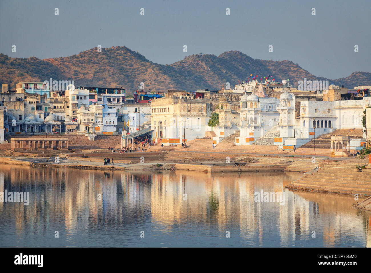 India Rajasthan, Pushkar città santa, Ghats di balneazione sul Lago Foto Stock