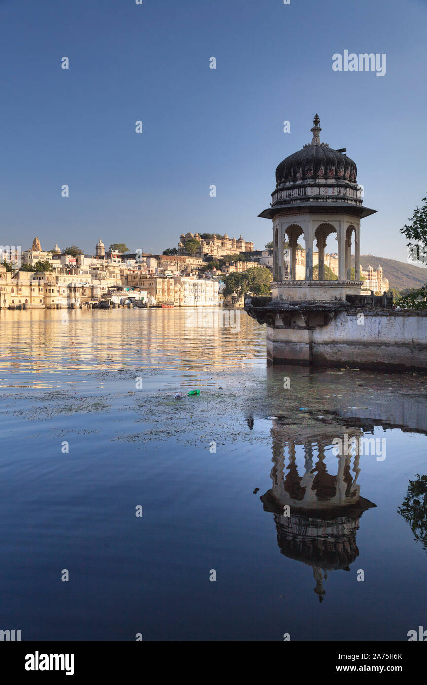 India Rajasthan, Udaipur, vista di Lal Ghat e Palazzo di Città complessa Foto Stock