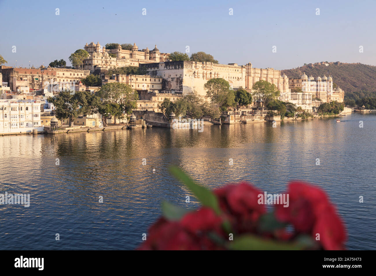 India Rajasthan, Udaipur, vista di Lal Ghat e Palazzo di Città complessa Foto Stock