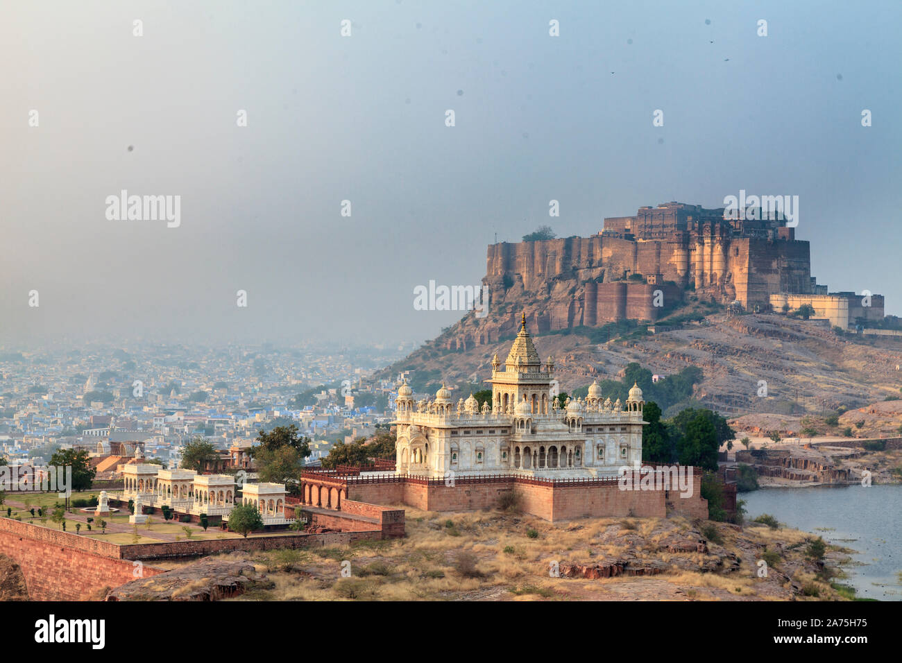India Rajasthan, Jodhpur, Jaswant Thada Tempio e Forte Mehrangarh Foto Stock