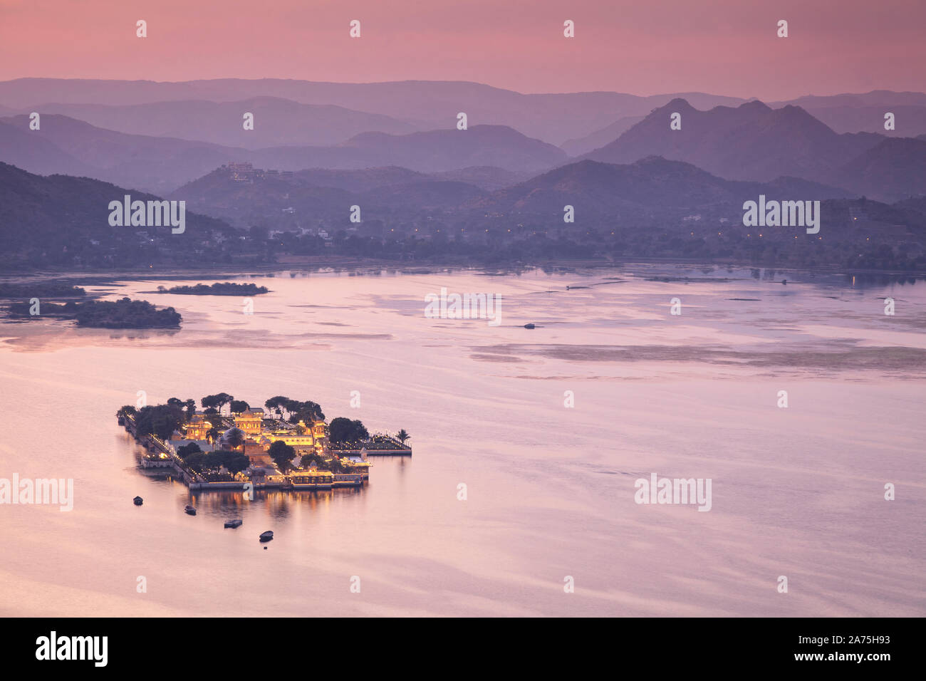 India Rajasthan, Udaipur, vista in elevazione del Lago Pichola e Udaipur Città Foto Stock