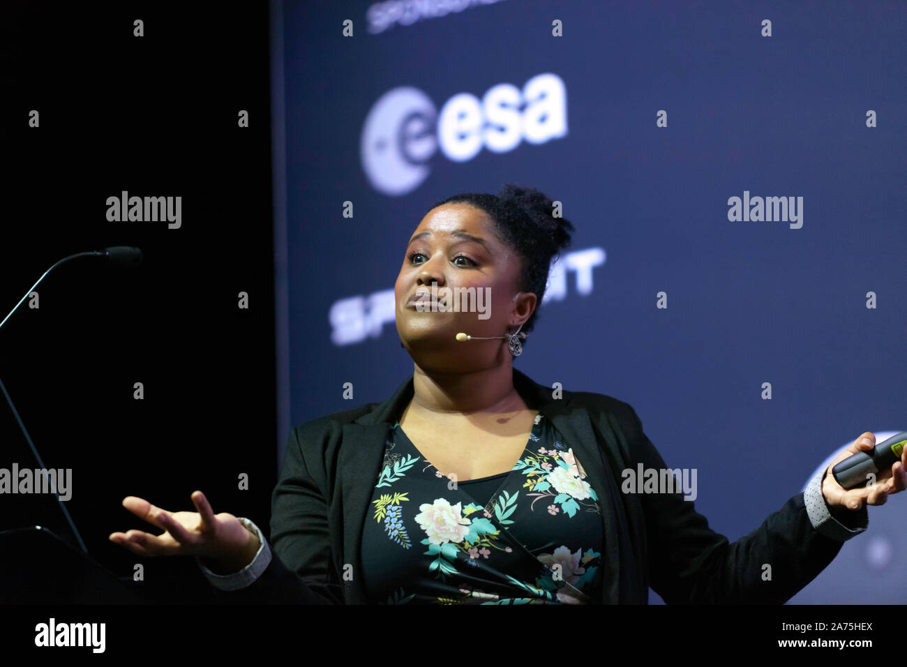 Tana Giuseppe, assegnista di ricerca presso le Università di Manchester, spiegando come l Africa sta contribuendo a uso intensivo di dati progetti di astronomia, sul cosmo stadio, a New Scientist Live 2019 Foto Stock