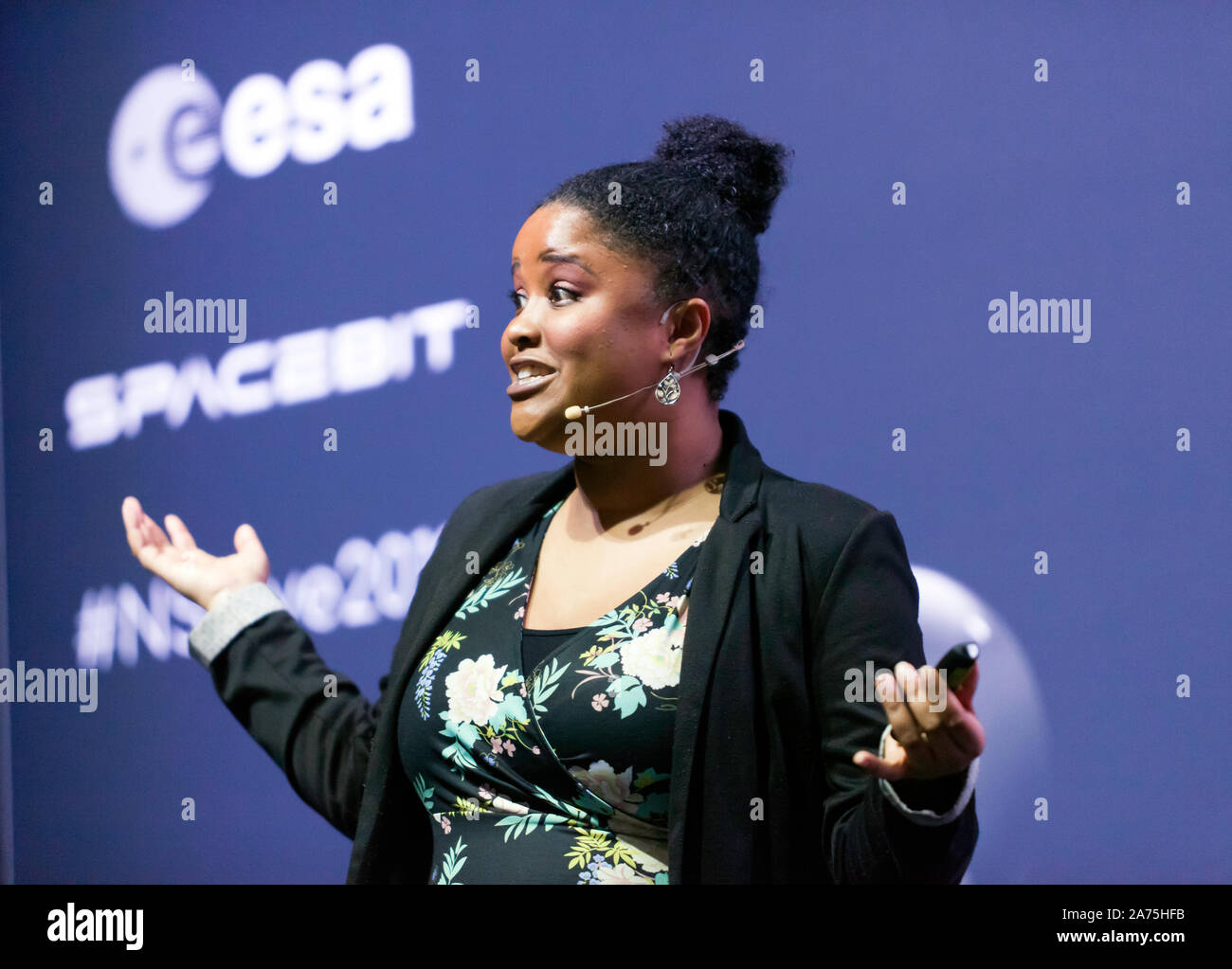 Tana Giuseppe, assegnista di ricerca presso le Università di Manchester, spiegando come l Africa sta contribuendo a uso intensivo di dati progetti di astronomia, sul cosmo stadio, a New Scientist Live 2019 Foto Stock